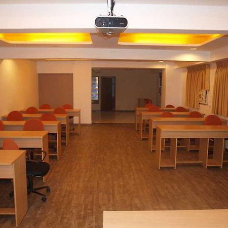 Hotel Maan Residency Ahmedabad Esterno foto