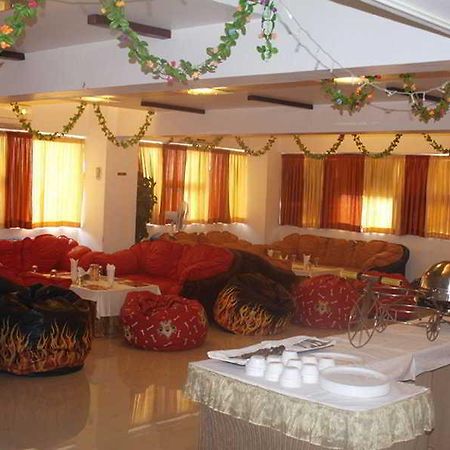 Hotel Maan Residency Ahmedabad Esterno foto