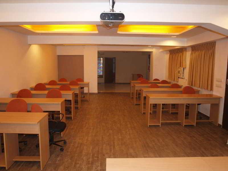 Hotel Maan Residency Ahmedabad Esterno foto