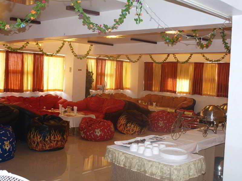 Hotel Maan Residency Ahmedabad Esterno foto