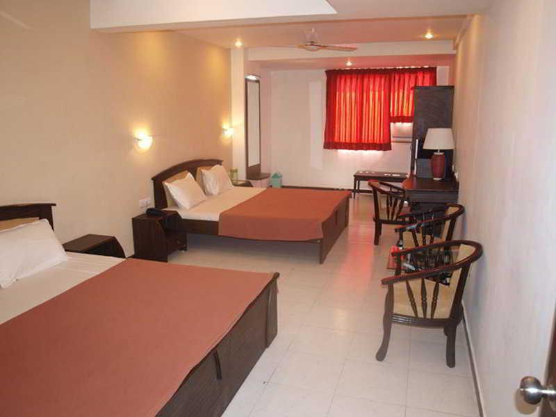 Hotel Maan Residency Ahmedabad Esterno foto