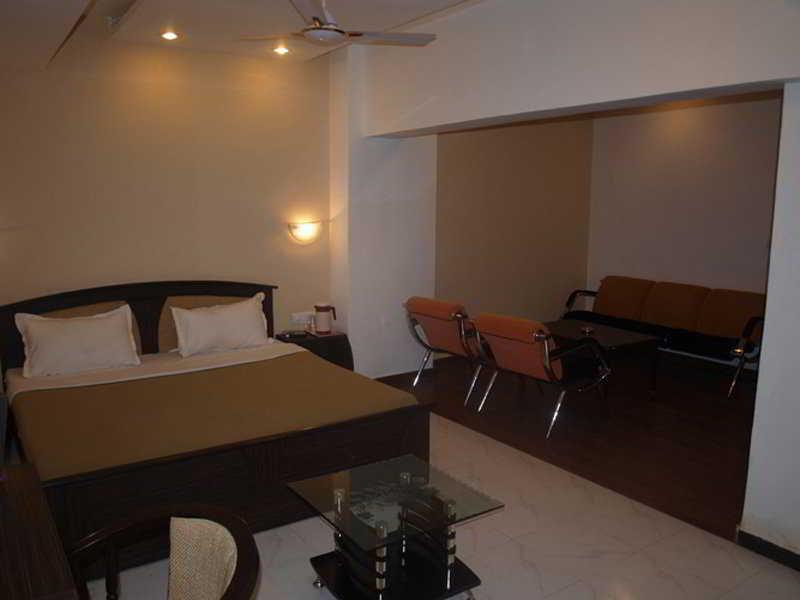 Hotel Maan Residency Ahmedabad Esterno foto