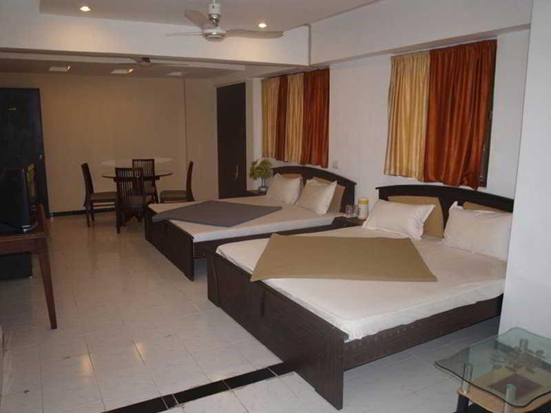 Hotel Maan Residency Ahmedabad Esterno foto