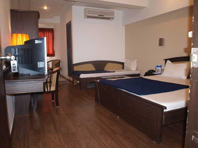 Hotel Maan Residency Ahmedabad Esterno foto